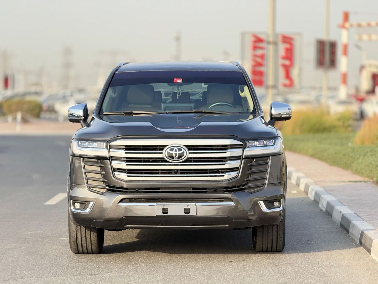 Toyota Land Cruiser Toyota Landcruiser Lc200,2015 grey colour and biegie interior ,Gcc specs LHD petrol engine..8seaters