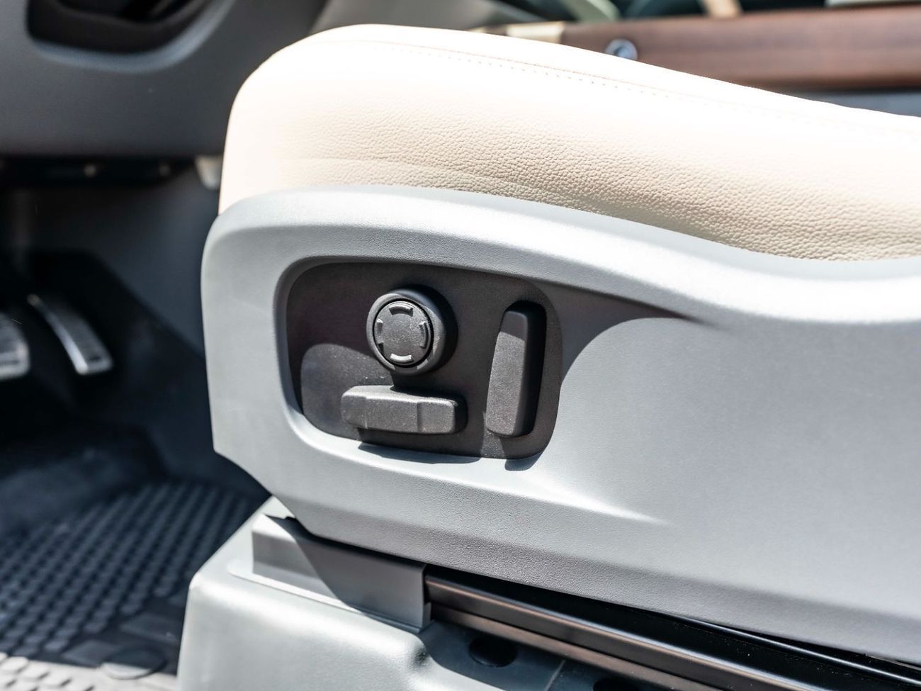 لاند روفر ديفندر P300 110 SE 2.0L (5 Seater)