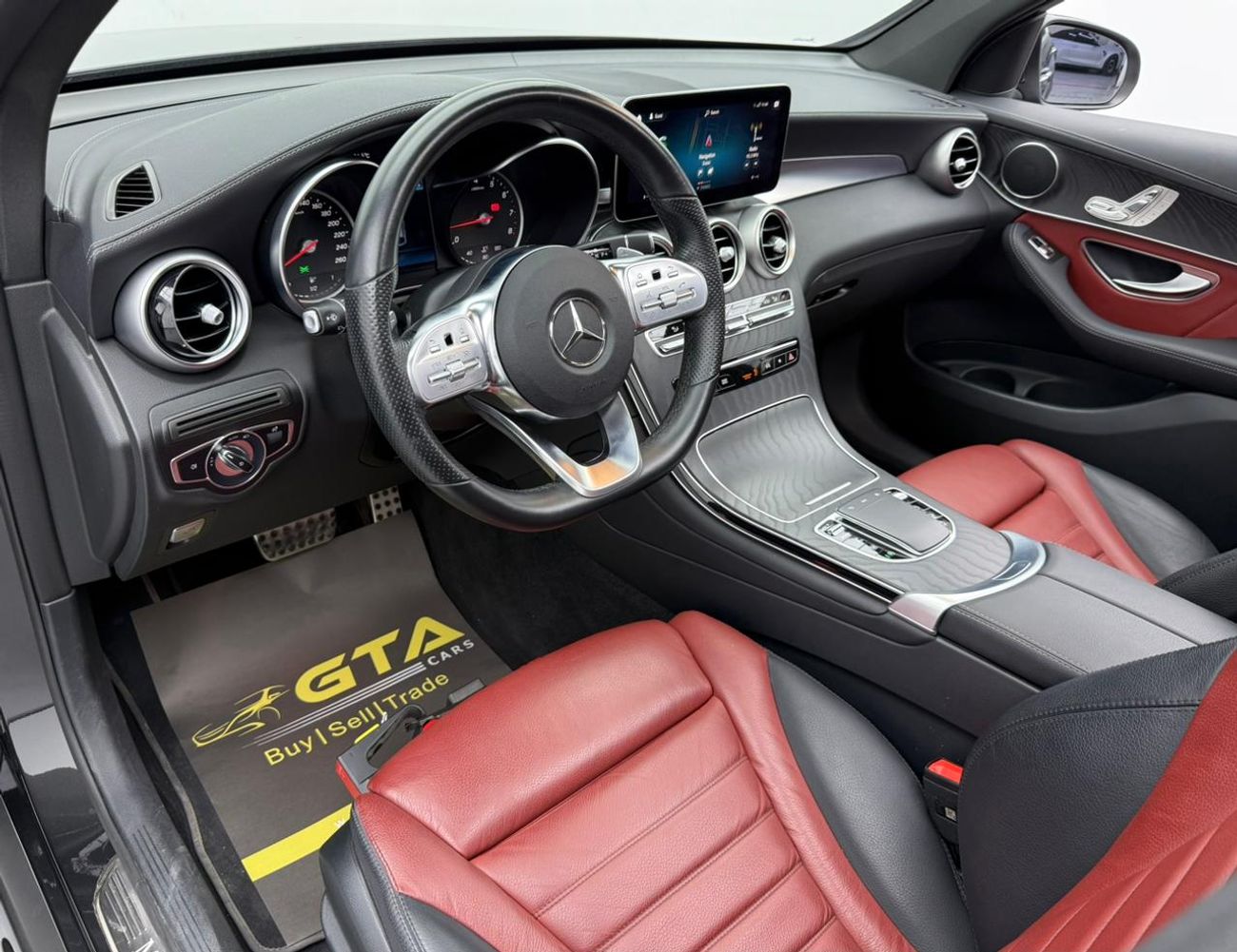 مرسيدس بنز GLC 200 4Matic 2023 Mercedes Benz GLC200 AMG 4MATIC Coupe, 5 Years MB Warranty + Service Pack, Low Km, GCC