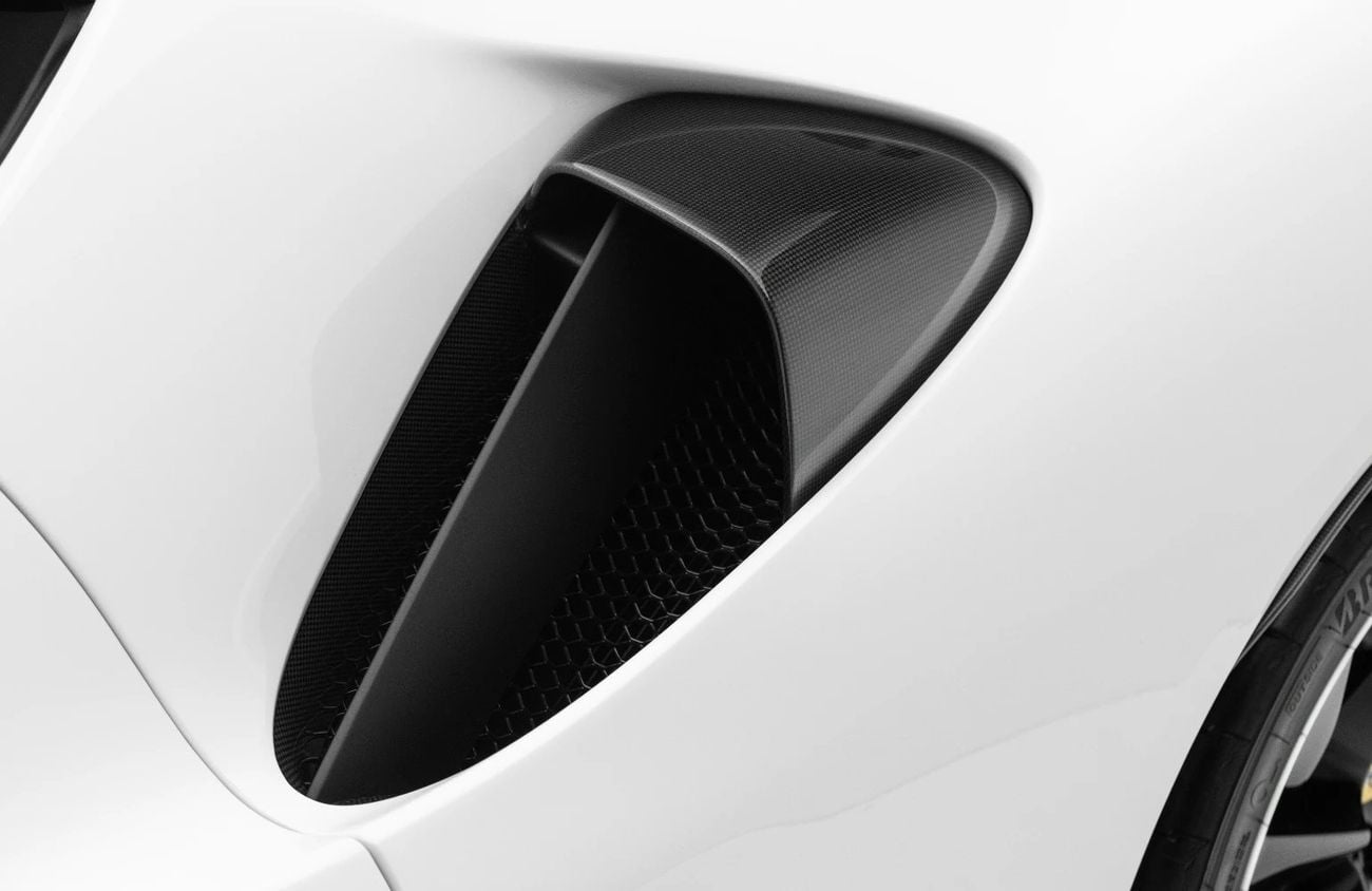 فيراري SF90 ستراديل سترادالي 4.0-liter twin-turbocharged V8 engine + 3 electric motors | Warranty