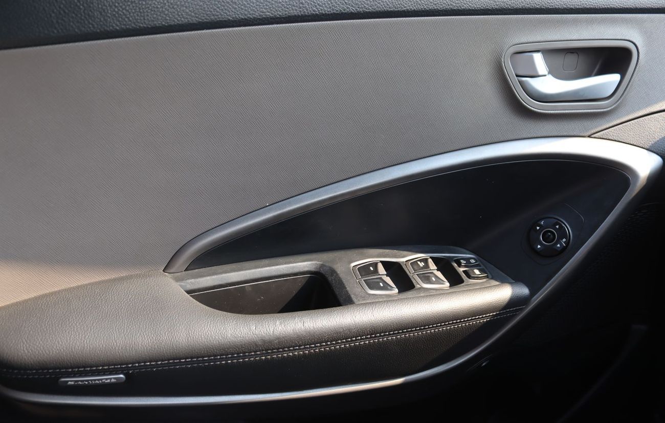 Hyundai Santa Fe GL 2.4L AWD Hyundai Santa Fe 2016, GCC car, in excellent condition, 7 seats, 2.4L, panoramic roof