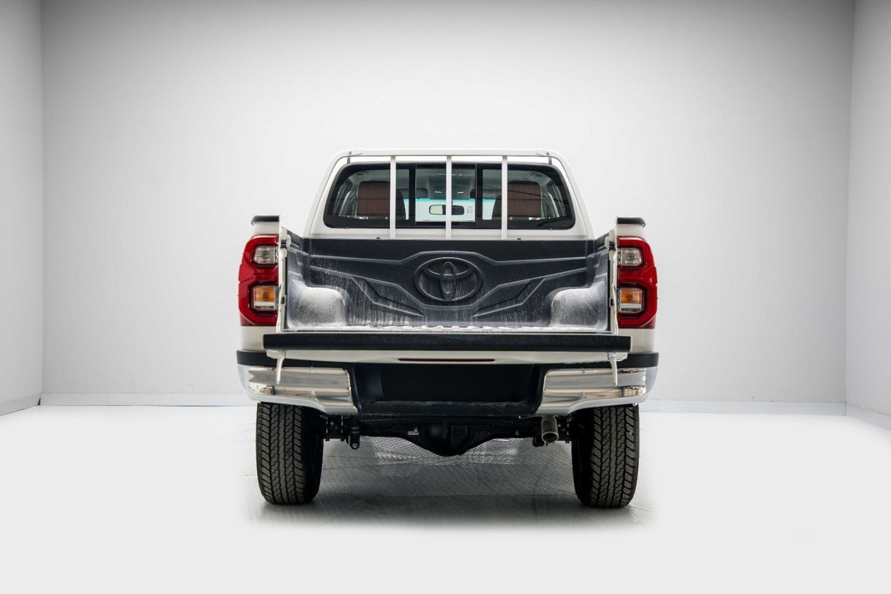 تويوتا هيلوكس HI 2.7L – White Inside Maroon | Export Only