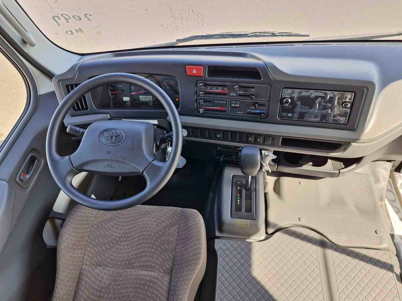 تويوتا كوستر ECTALM003 - 2025 Toyota Coaster – 2.8L Diesel Auto – 22 Seats, Cool Box