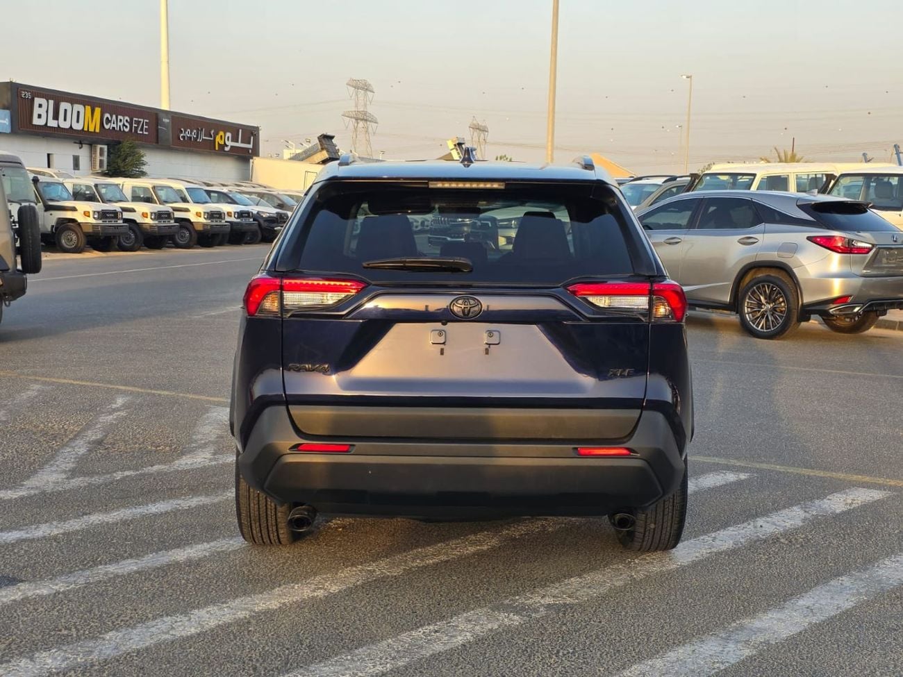 Toyota RAV4 XLE Premium Full option sunroof , Push button , Original leather seats and trunk automatic