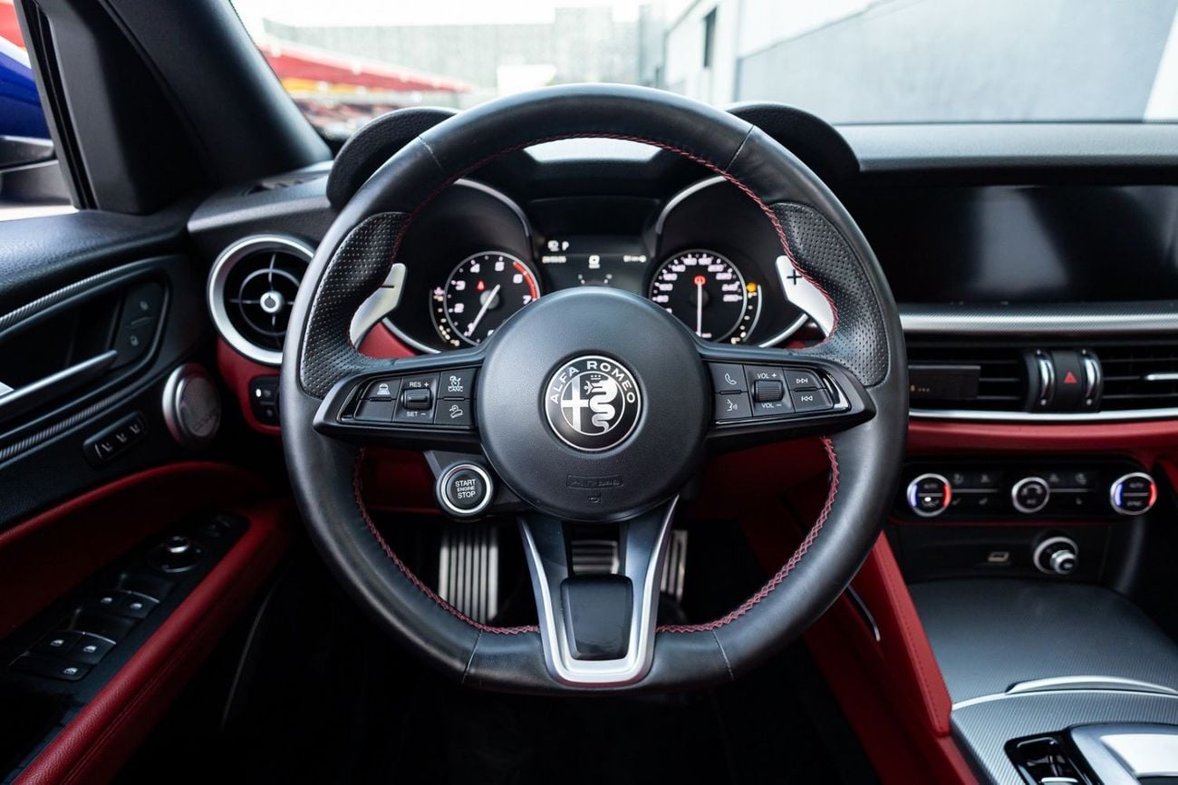 Alfa Romeo Stelvio Veloce 2.0L Alfa Romeo Stelvio Veloce 2022 GCC | Warranty