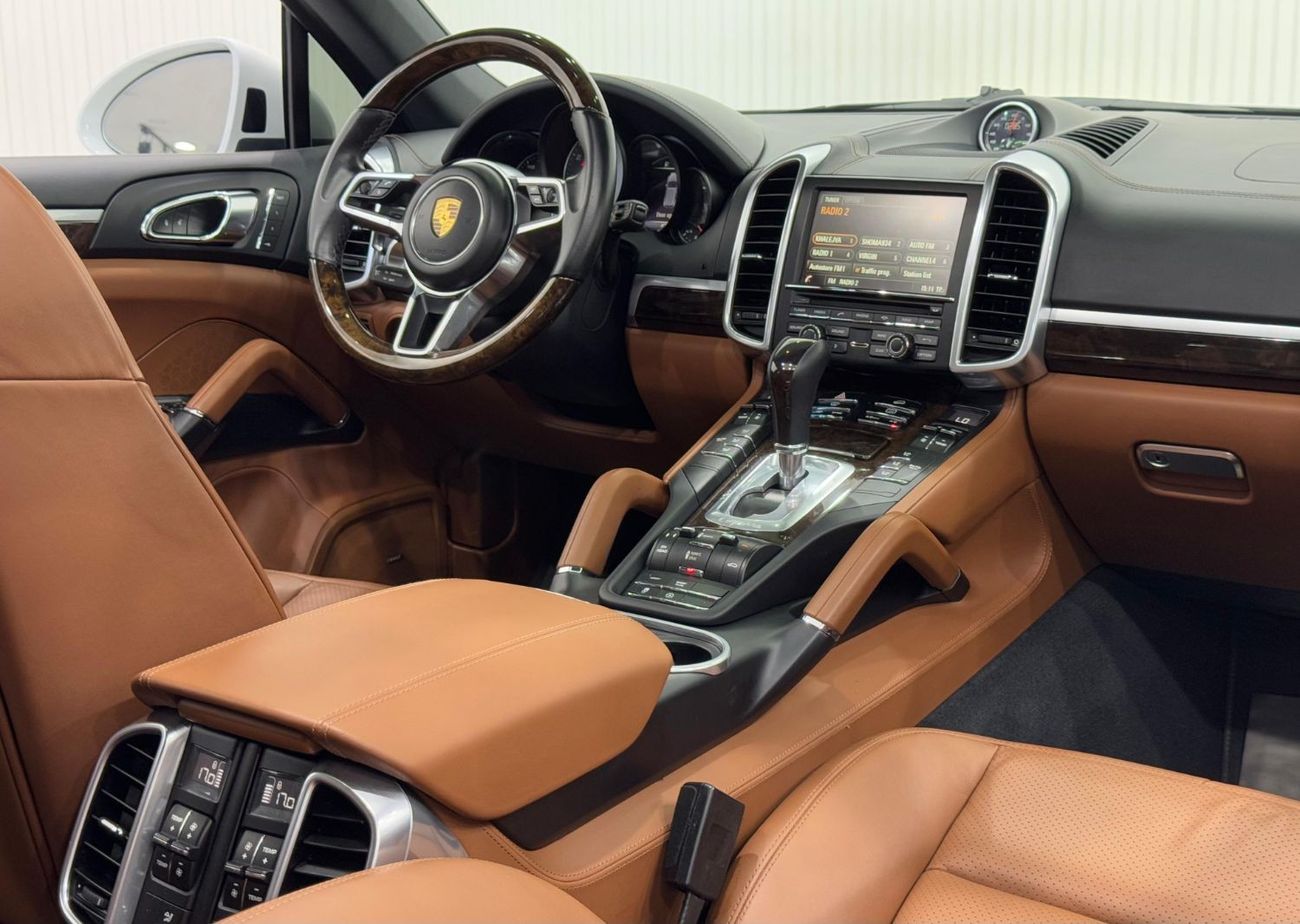 Porsche Cayenne S Platinum Edition 3.6L 2016 Porsche Cayenne S, Service History, Excellent Condition, GCC