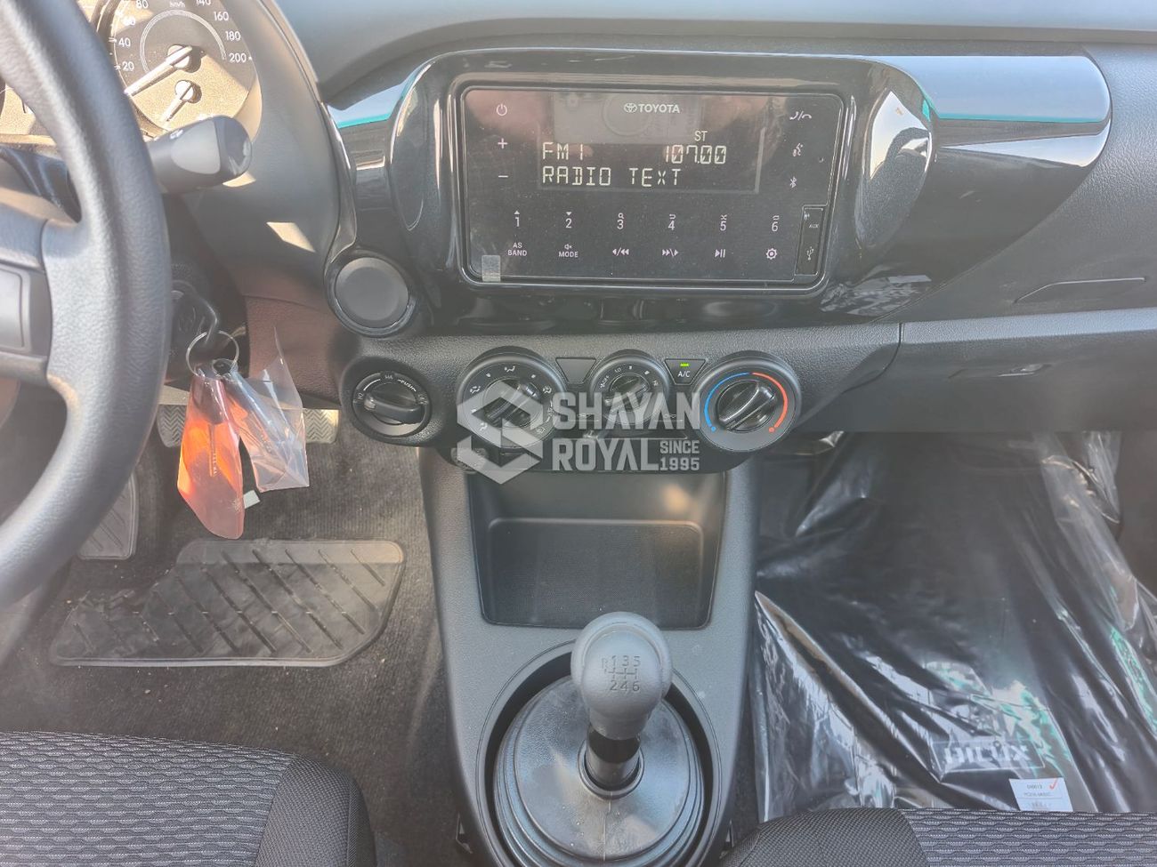 تويوتا هيلوكس 2.4L DIESEL DLX-STANDARD 4WD MT DC 6-SEATS 2026MY