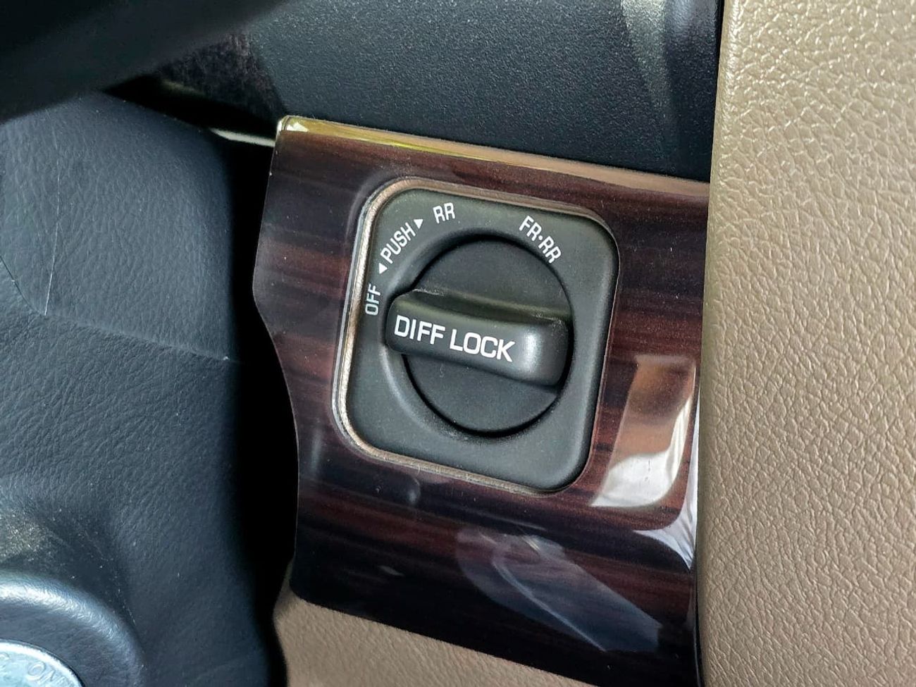 تويوتا لاند كروزر بيك آب TOYOTA LC79 SINGLE CABIN PETROL 4.0 - A/T - STD - E - DIFF LOCK - 2025 MODEL - BEIGE INSIDE BEIGE - 