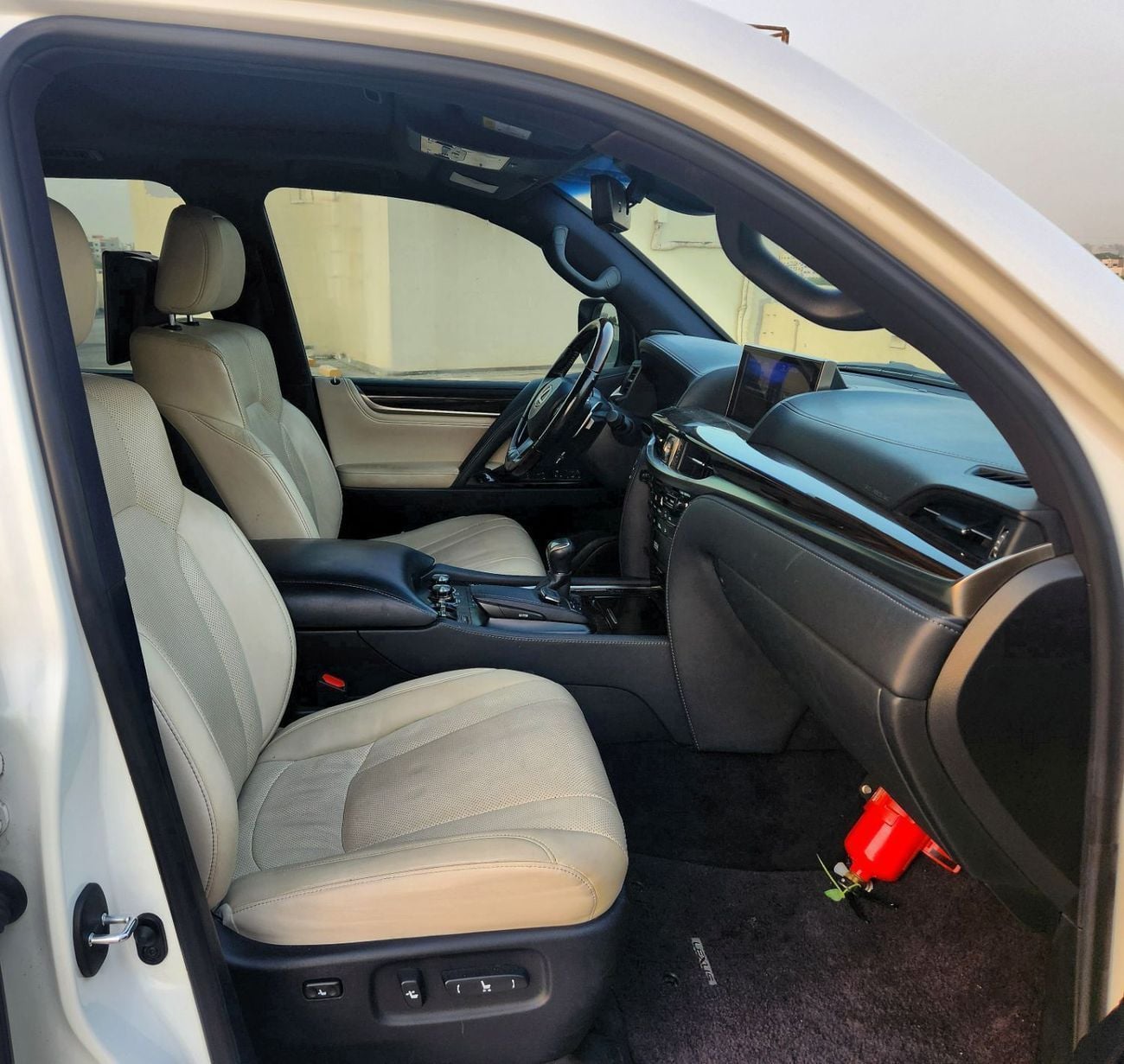 Lexus LX570 Platinum 5.7L. Al- Futtaim Motors