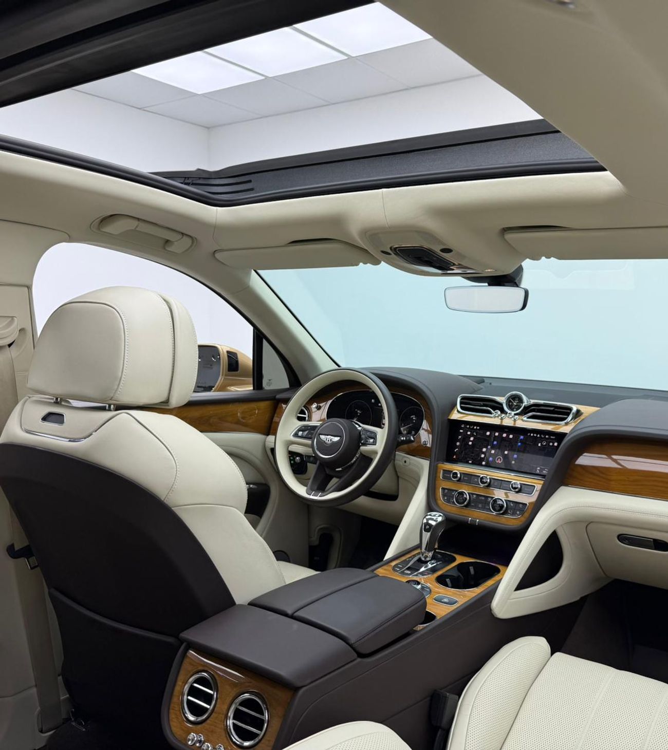 بنتلي بينتايجا 2022 Bentley Bentayga V8, 2027 Bentley Warranty + Service Pack, Full Bentley Service History, GCC