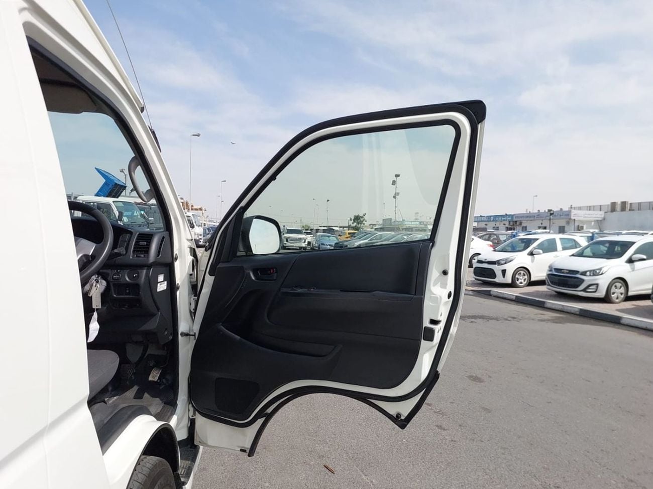 تويوتا هاياس (RAMADAN OFFER) TOYOTA HIACE COMMUTER VAN RHD 2018 MODEL 3.0 L DIESEL AUTOMATIC(PM36021)