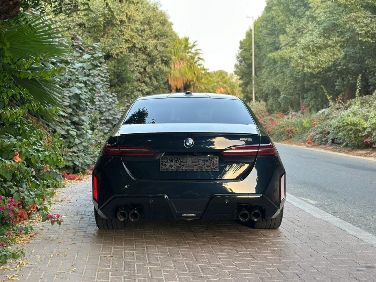 بي أم دبليو M5 2025 BMW M5 | 4.4L V8 Twin-Turbo | 717 HP | Plug-in Hybrid | Dark Navy Blue | 13000 KM | Like New