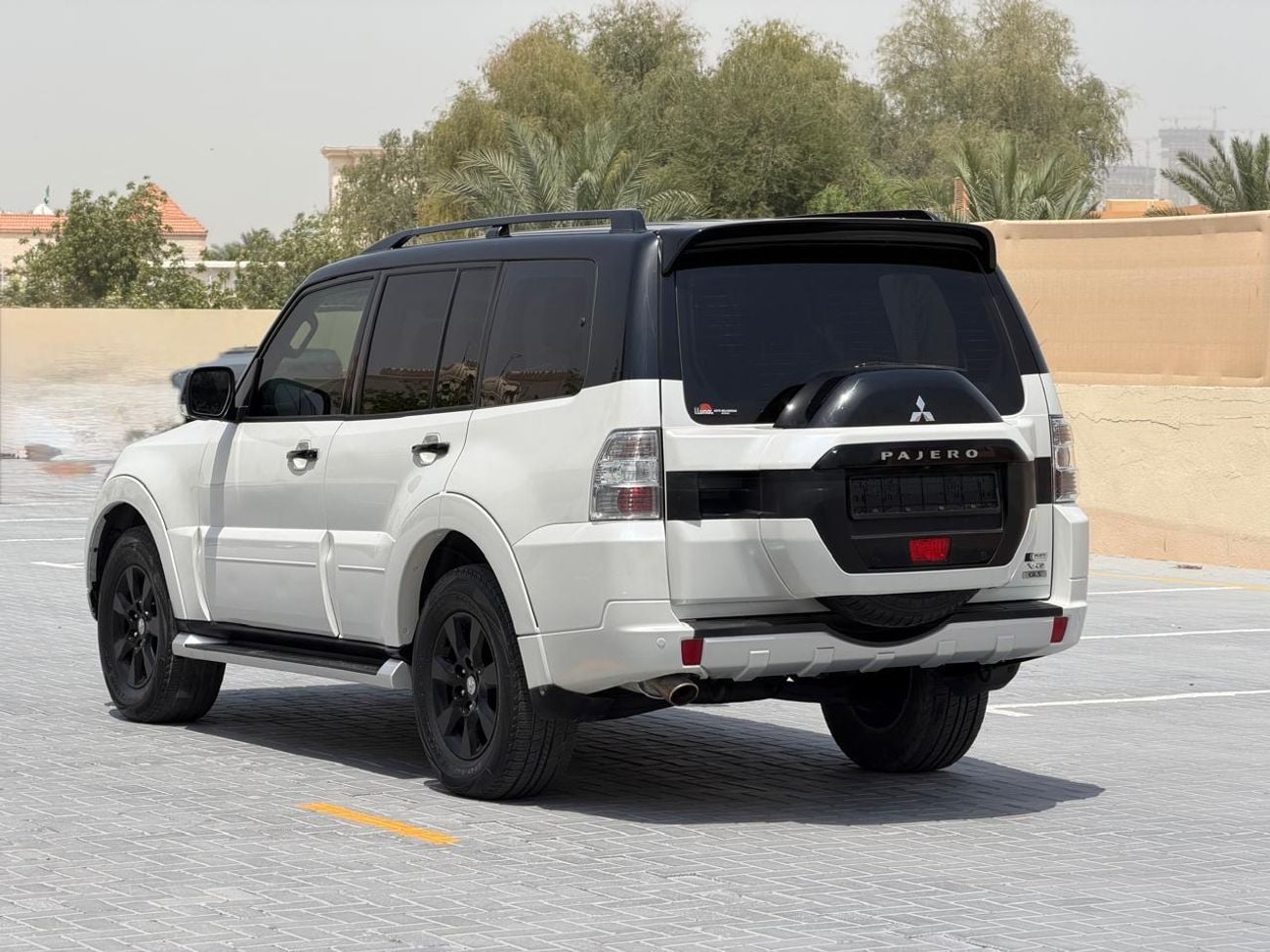 ميتسوبيشي باجيرو  3.5L Petrol | RockFord System | Sunroof
