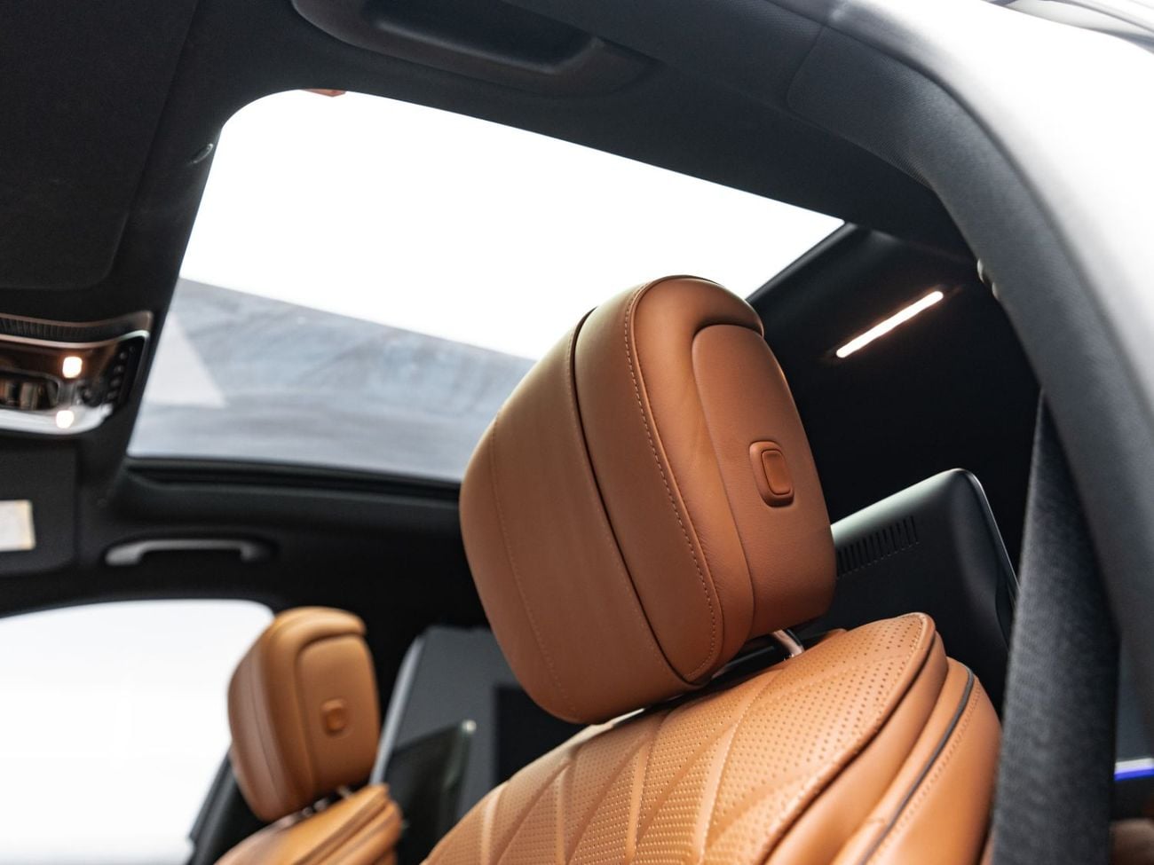 مرسيدس بنز S 500 4MATIC L BUY NOW, PAY 2027 | THE BLACKLINE STANDARD | 2027 Mercedes Warranty + Service Contract, Low KMs, GCC