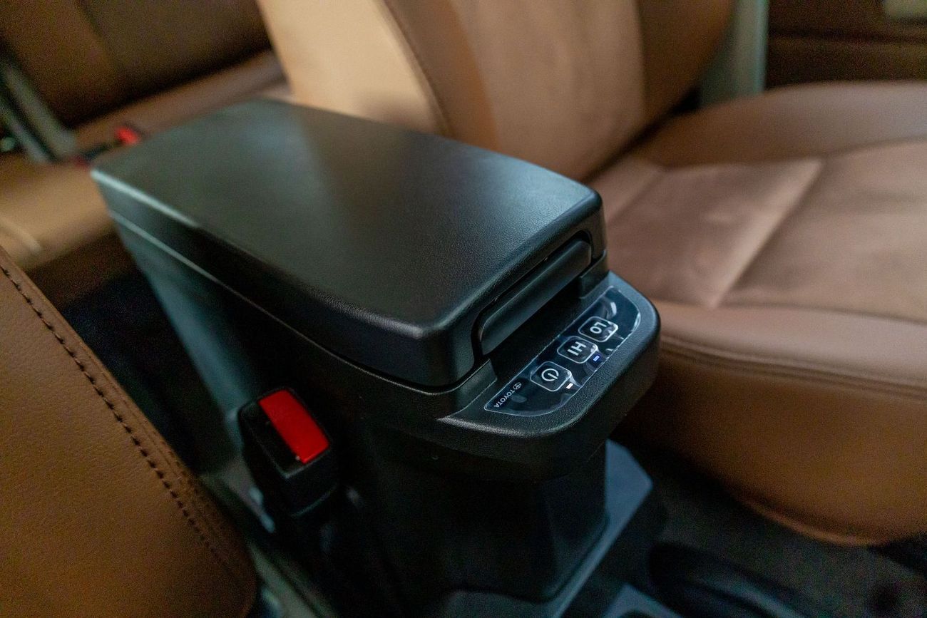 تويوتا لاند كروزر 70 2025 Toyota LC76 Hardtop 4.0L - Beige Inside Sadlle Tan | Export Only