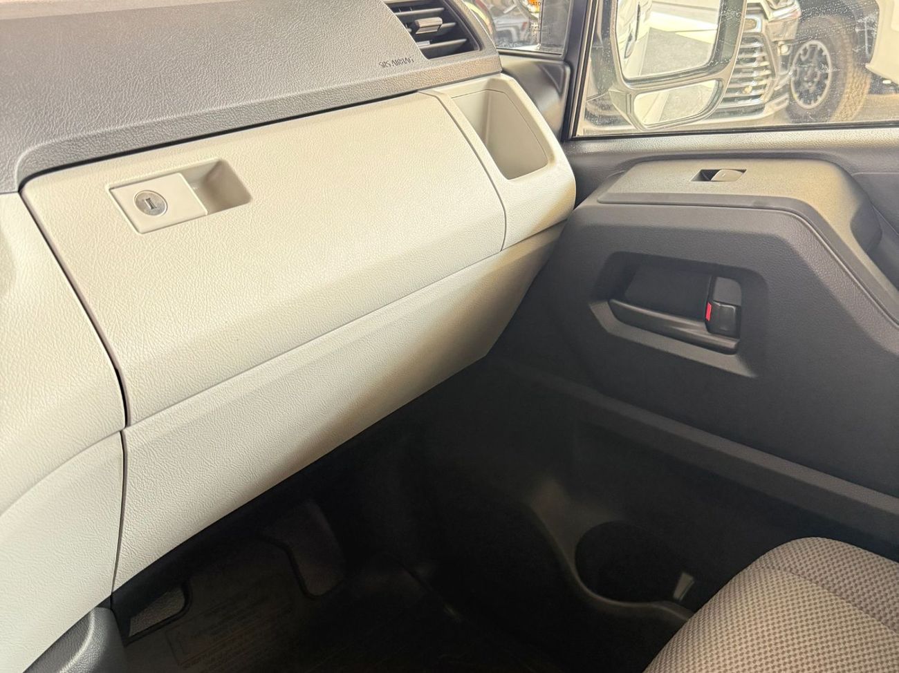 Toyota Hiace 3.5 V6 CARGO MANUAL TRANSMISSION **EXPORT ONLY**التصدير فقط خارج الخليج***