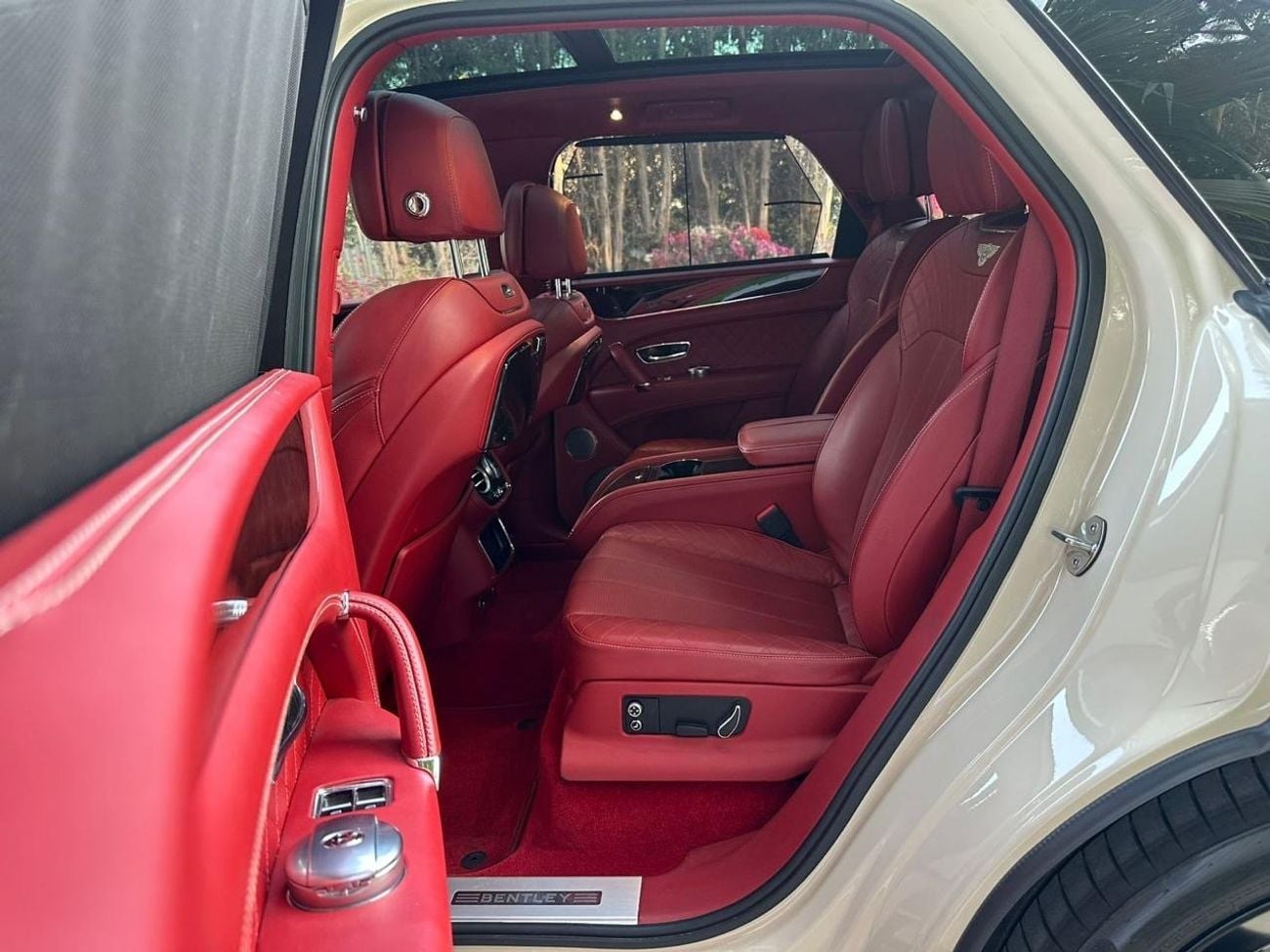 Bentley Bentayga Bentayga 4.0T 2017 Bentley Bentayga W12 Twin Turbo - GCC Spec