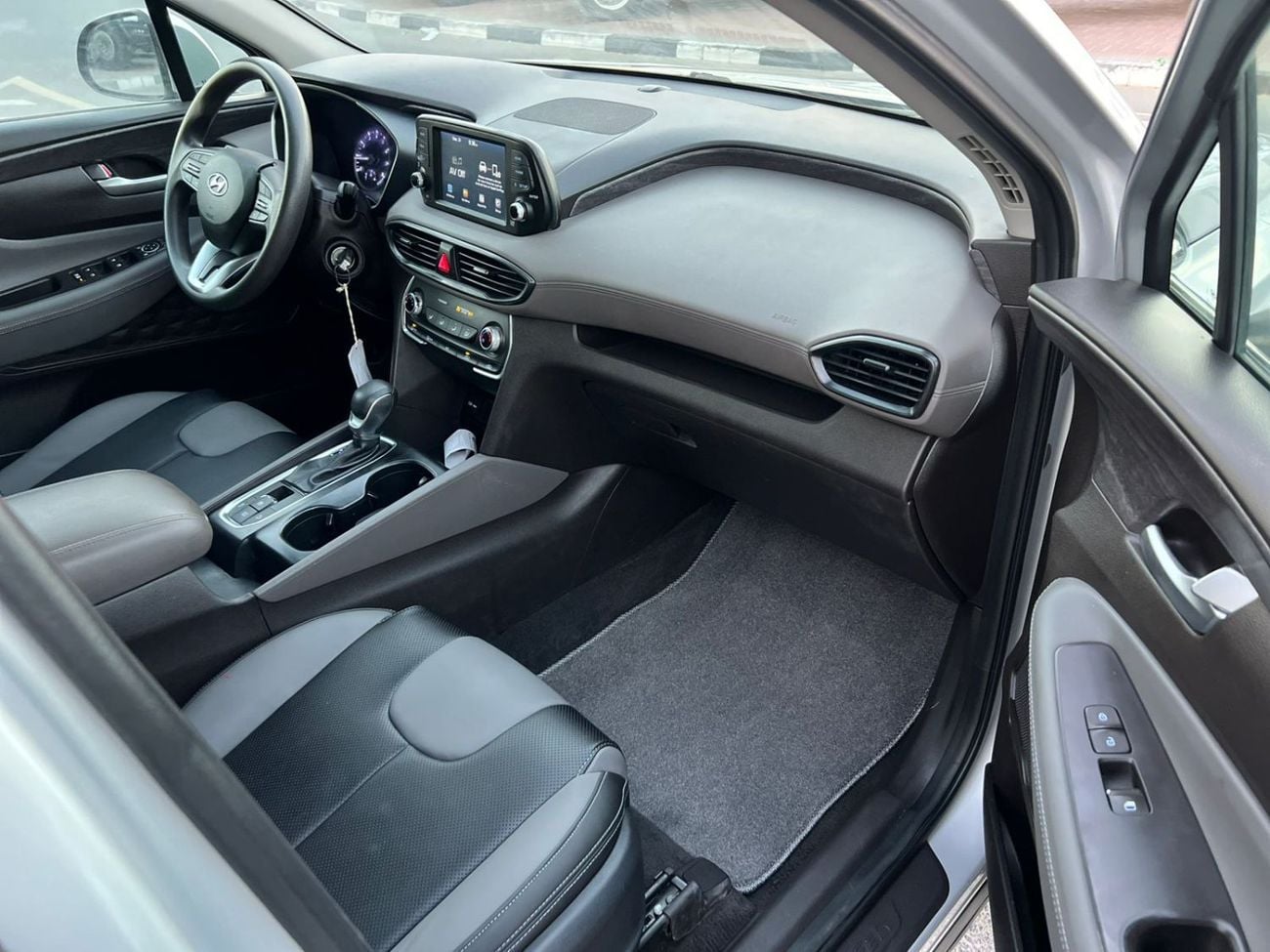 Hyundai Santa Fe STD (NON GCC) 2019 Hyndai Santafe MidOption+ - 2.4L V4 - 4x4 AWD - Rear Camera - Leather Seat  5