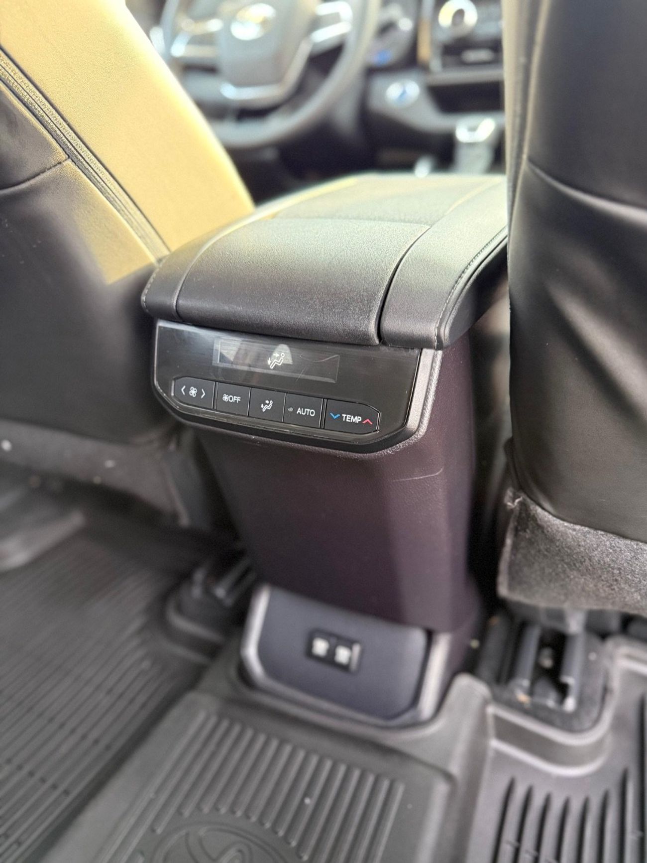 Toyota Highlander Hybrid leather seats,push start,blind spot