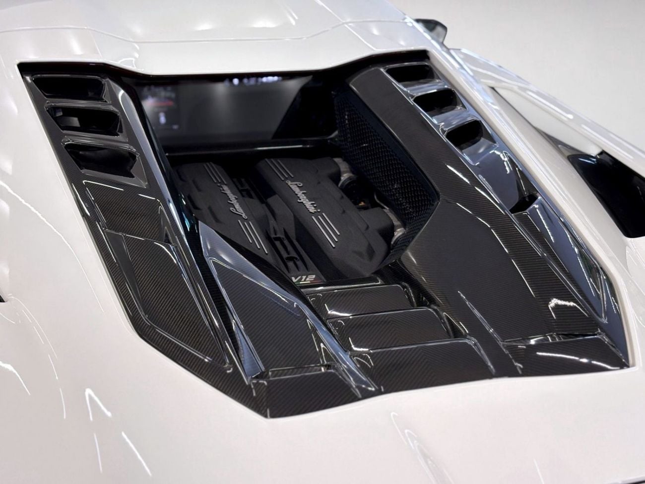 لامبورغيني ريفويلتو AED 30,400 P.M | 0% DOWN PAYMENT | LAMBORGHINI REVUELTO CARBON EDITION | 6.5L V12 HYBRID – 1,001 HP 