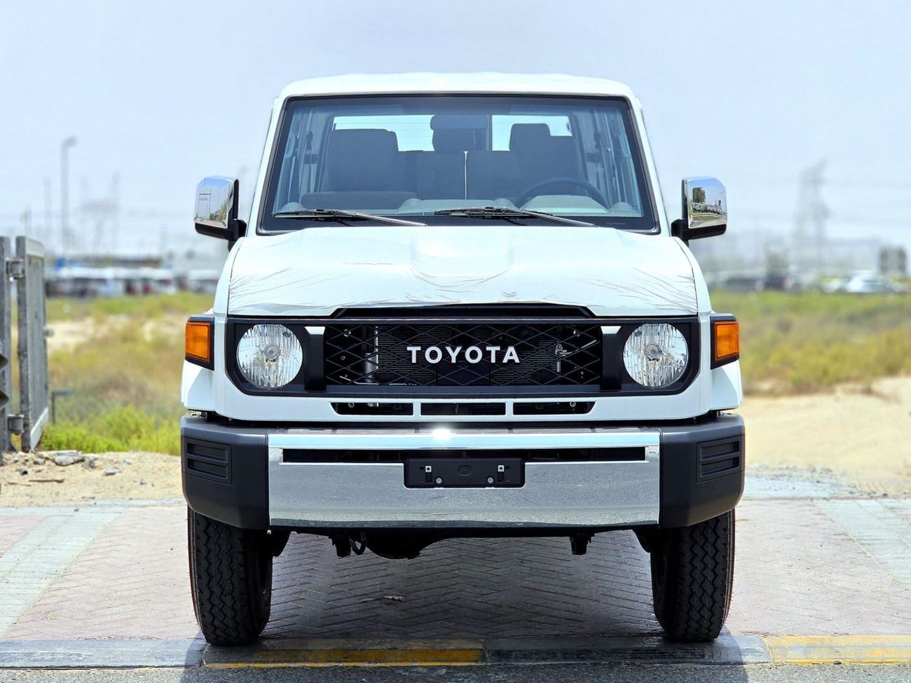 تويوتا لاند كروزر LC76 PETROL 4.0L - STD - E - DIFF LOCK - A/T - WHITE INSIDE BEIGE - 2025 - OMANI