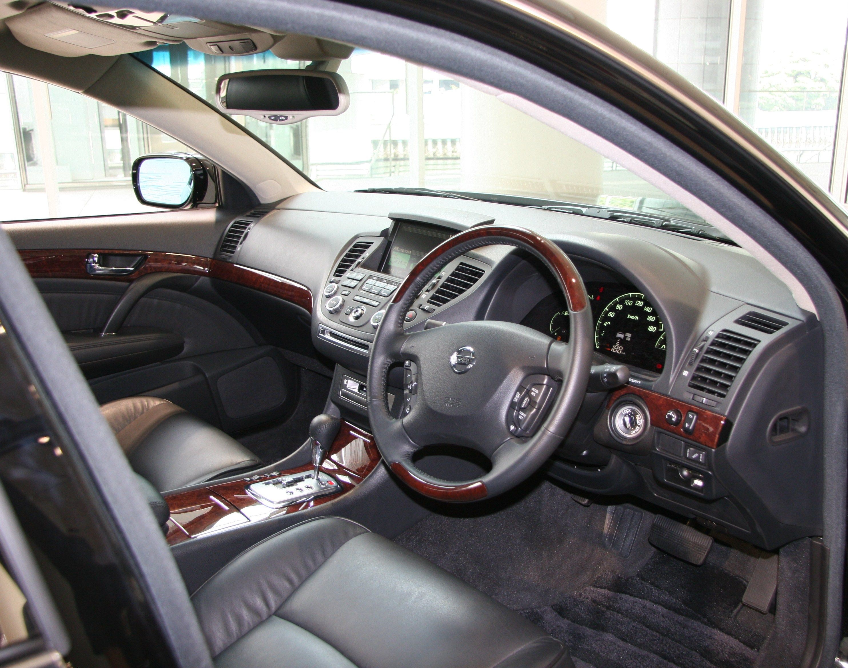 نيسان بريزيدنت interior - Cockpit