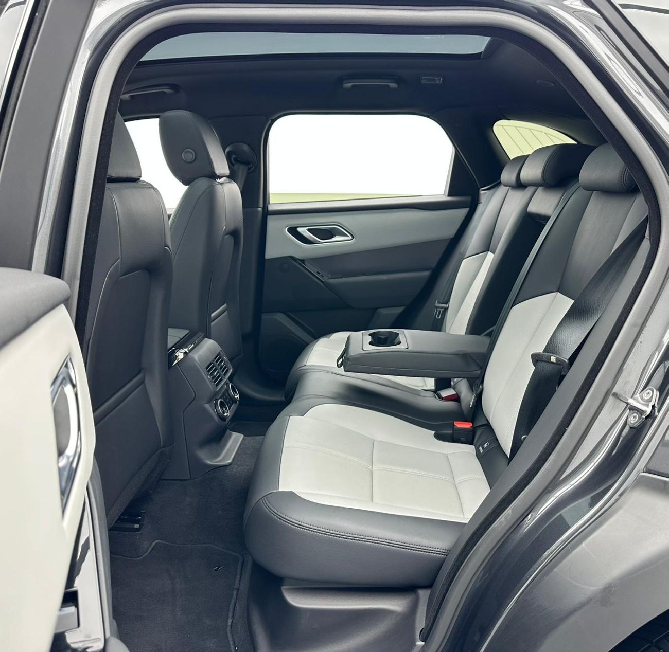 لاند روفر رينج روفر فيلار 2024 Range Rover Velar SE Dynamic P250, Oct/2029 Range Rover Warranty, Range Rover Full Service Hist