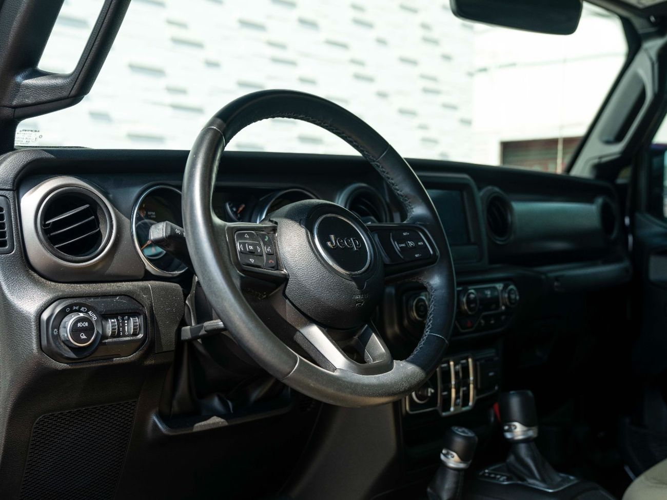 جيب جلادياتور AED 2,516 PM • GLADIATOR SPORT • ONLY 43,000 KM • OFFICIAL JEEP WARRANTY UNTIL 2027