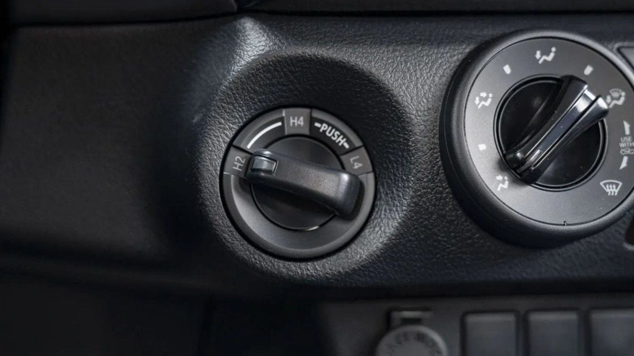 تويوتا هيلوكس Toyota hilux 2.4L diesel mid option p.w MY24 for export only