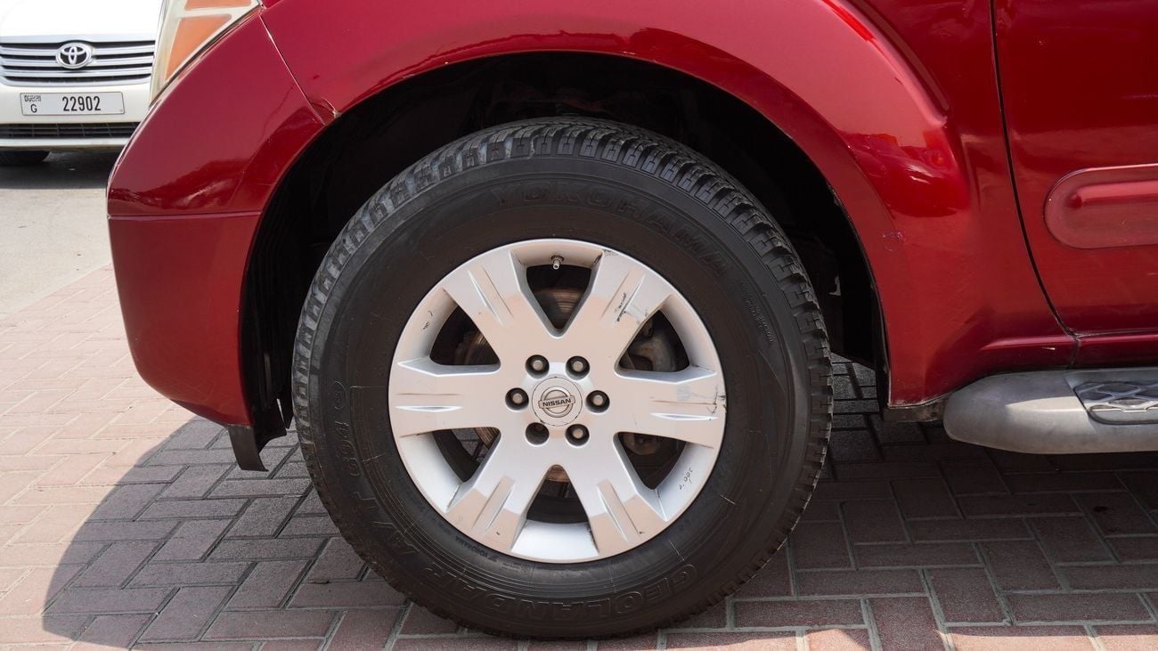 Nissan Pathfinder LE