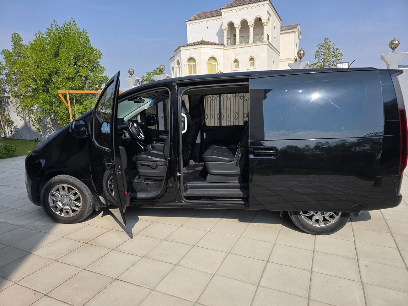 Hyundai Staria Premium