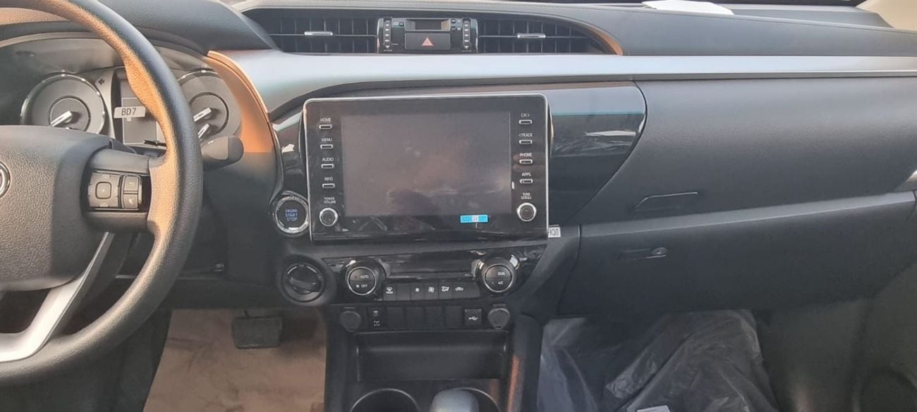 تويوتا هيلوكس SGLX TOYOTA HILUX 2.4L DIESEL 4X4 A/T LEATHER SEATS MY 2025
