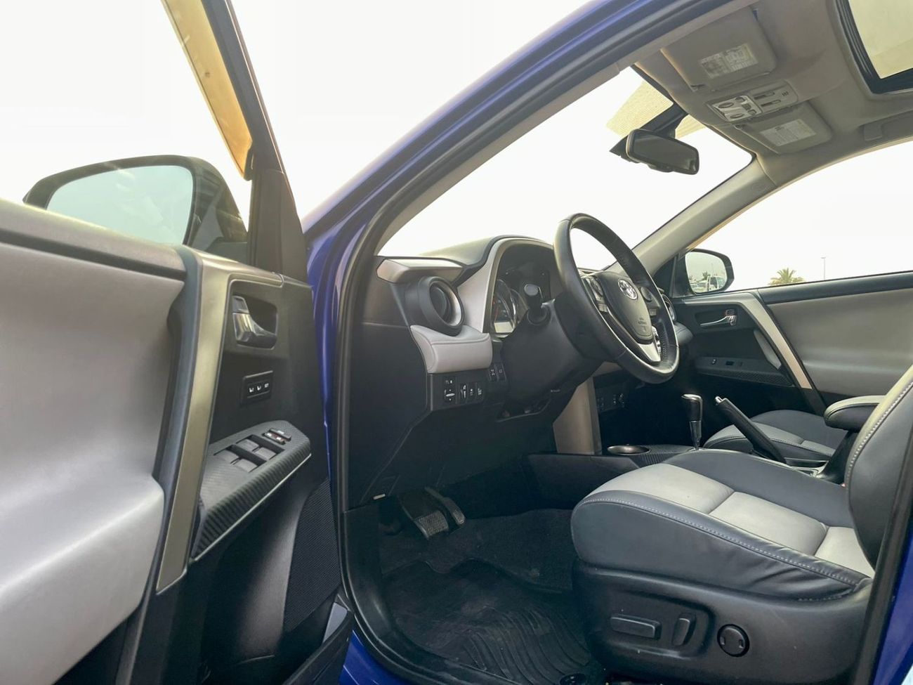 Toyota RAV4 2015 Toyota Rav4 Limited Edition 2.5L V4 - AWD 4x4 - Full Option BSM Radar & Trunk Auto - 139,000 Mi