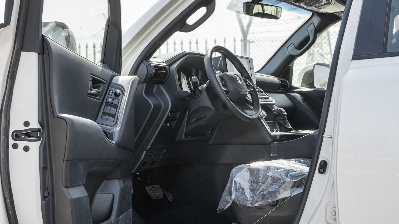 تويوتا لاند كروزر 2026 Toyota Land Cruiser GXR 4.0L AT Petrol (White-Black)