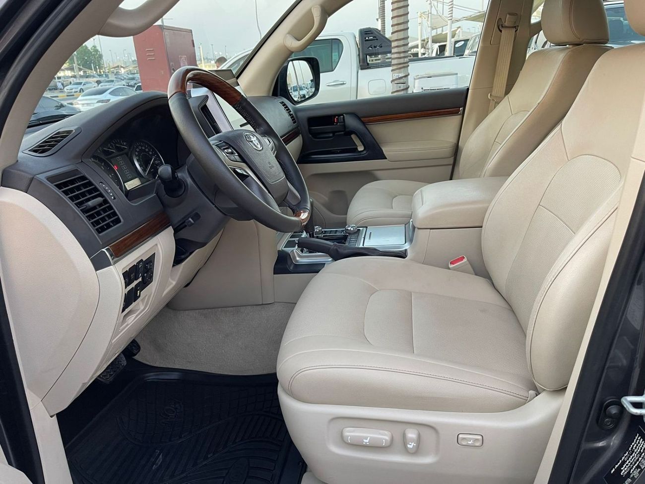 تويوتا لاند كروزر 2018 Toyota Land Cruiser GXR (J200), 5dr SUV, 4L 6cyl Petrol, Automatic, Four Wheel Drive. Clean Car