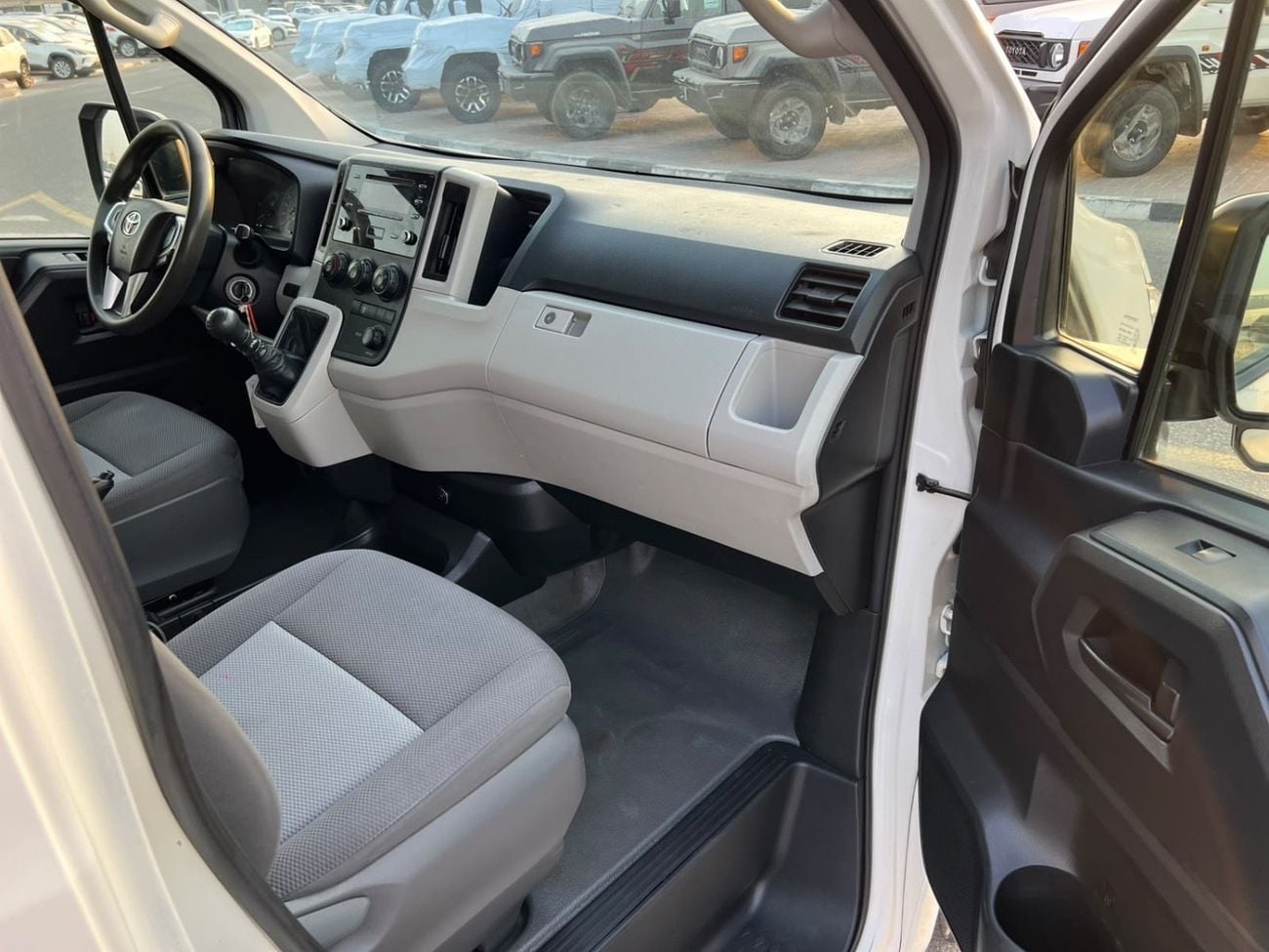 Toyota Hiace 2021 Toyota Hiace 3.5L V6 - Passenger - Manual - Patrol   13 Seater - No Accident -