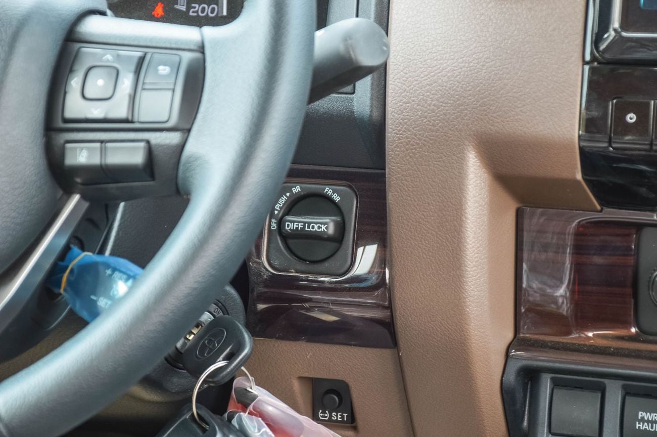 تويوتا لاند كروزر بيك آب TOYOTA LAND CRUISER 79 2.8L 4WD DIESEL PICKUP 2025