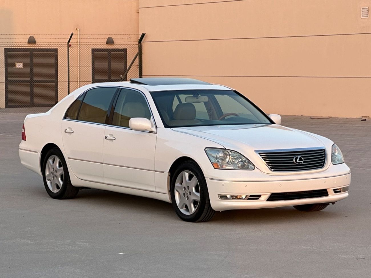 لكزس LS 430 موديل 2004 حاله ممتازه من الداخل والخارج فتحه وجلد ومثبت سرعه وتحكم كهربي كانل ونظام صوت ممتاز وكامي