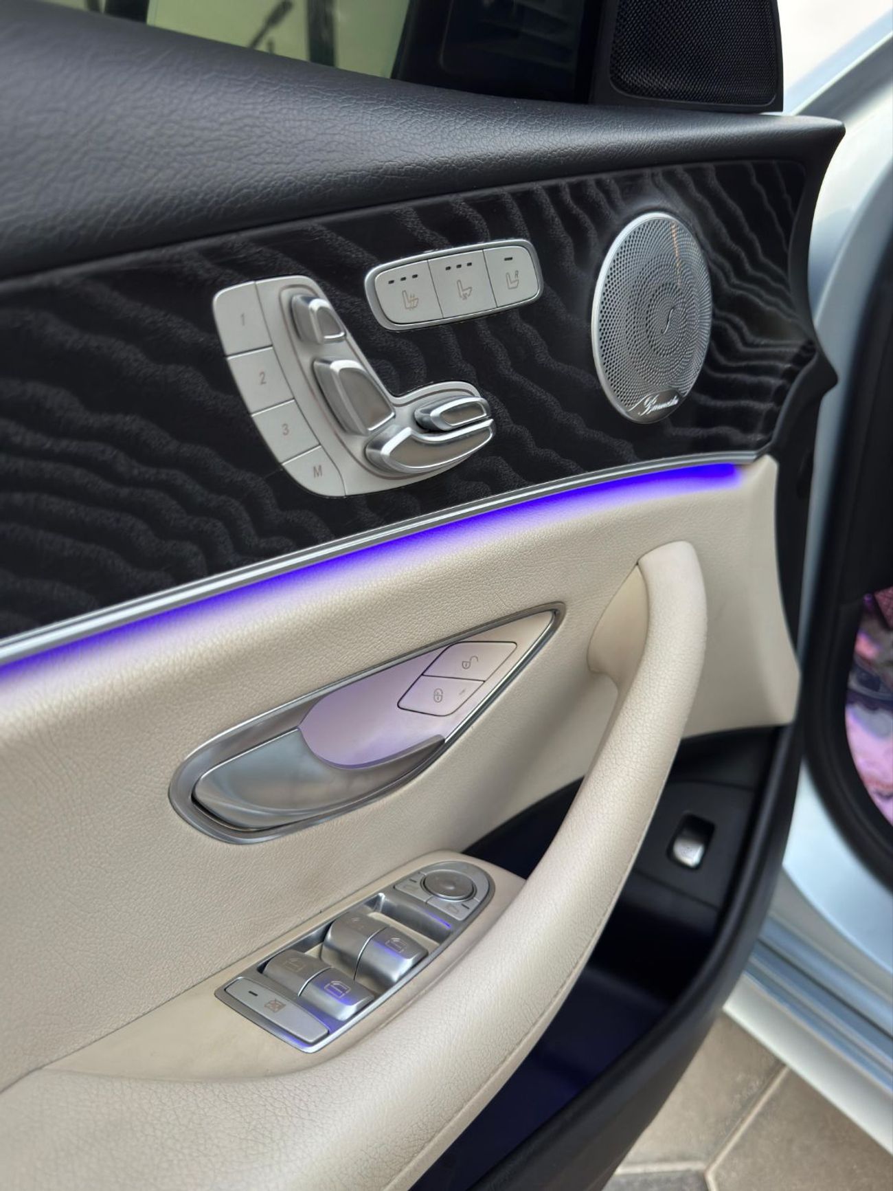 Mercedes-Benz E300 Premium 2.0L