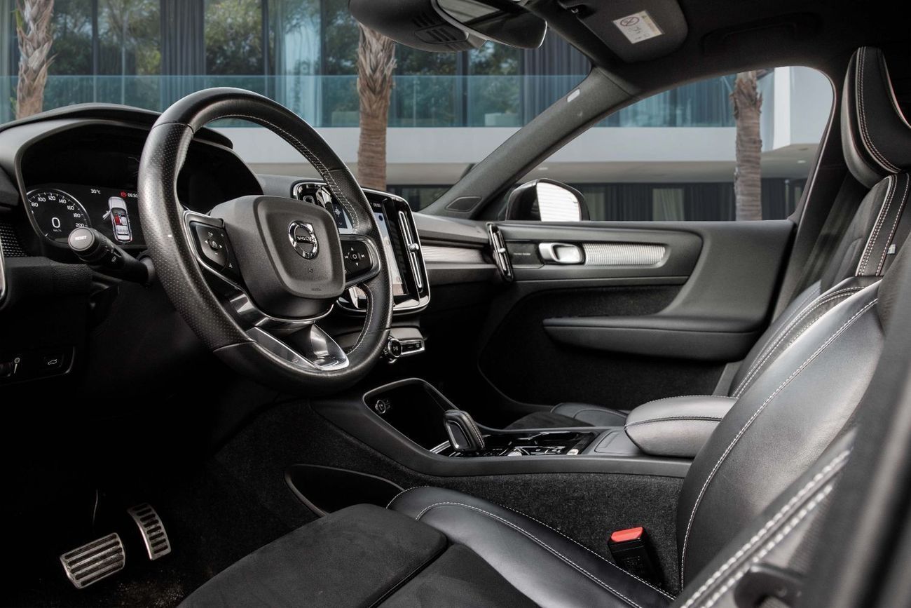 فولفو XC 40 T4 R-DESIGN | 1,860 P.M  | 0% Downpayment | VOLVO SERVICED!