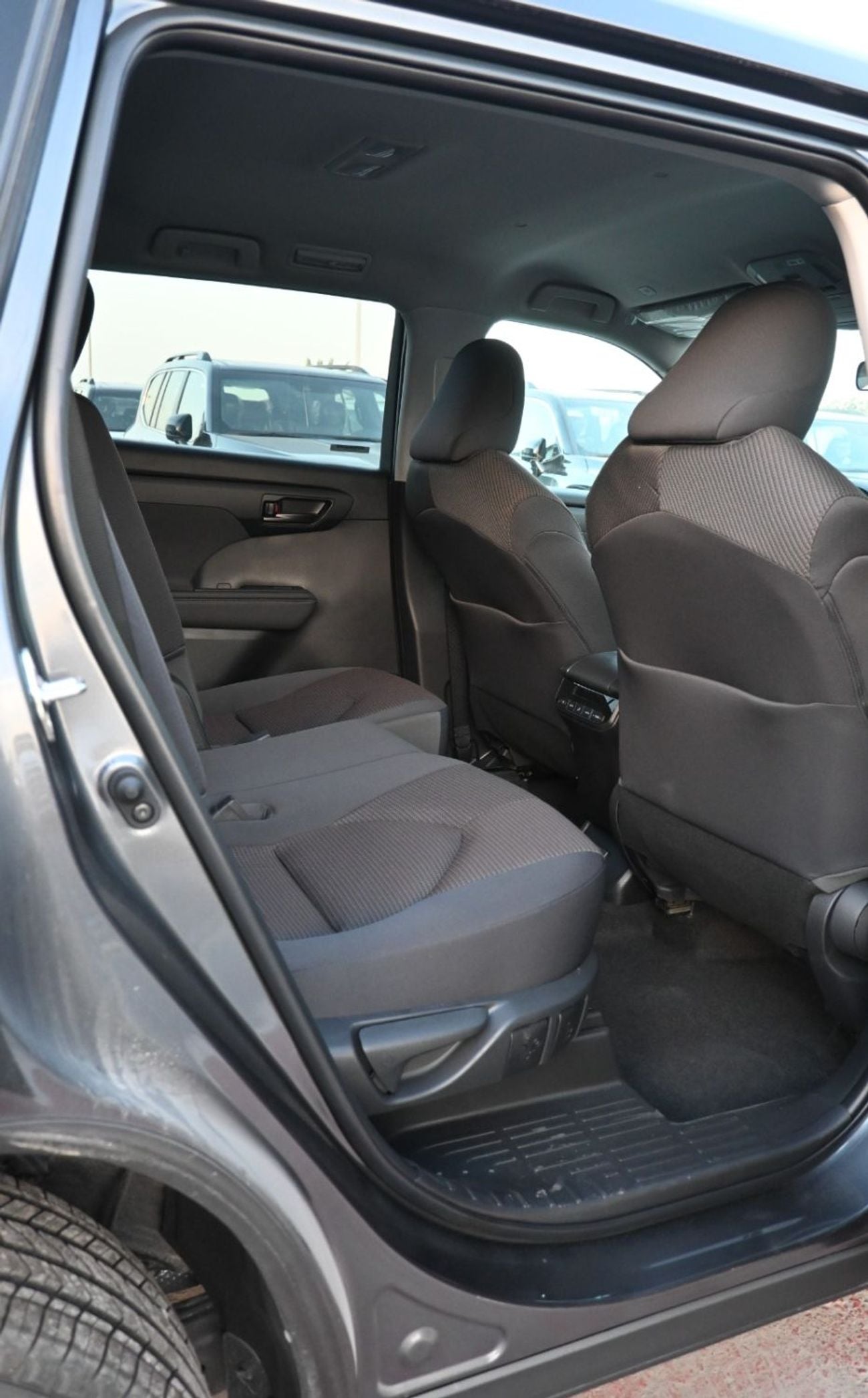 تويوتا هايلاندر Toyota Highlander 2023model 2.4L LE Turbo AWD Petrol engine Colour Grey Transmission Automatic Inter