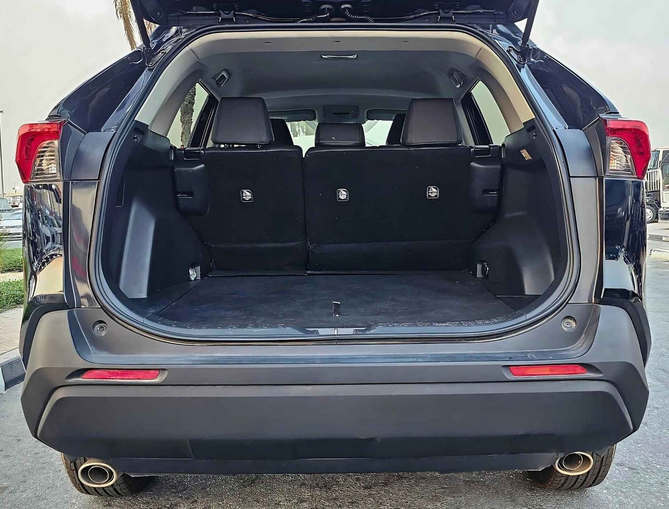 تويوتا راف ٤ LE/ ORG AIRBAG/ DVD CAMERA/ LEATHER/ RIMS/ 806 MONTHLY/ LOT# 204152