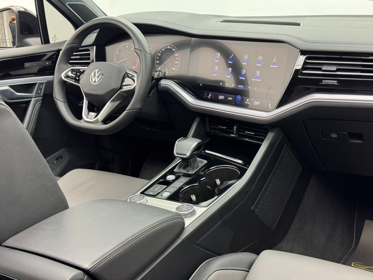 فولكس واجن طوارق R-Line 3.0L 4WD 2023 Volkswagen Touareg R-Line, 2026 Volkswagen Warranty, 2028 VW Service Pack, GCC