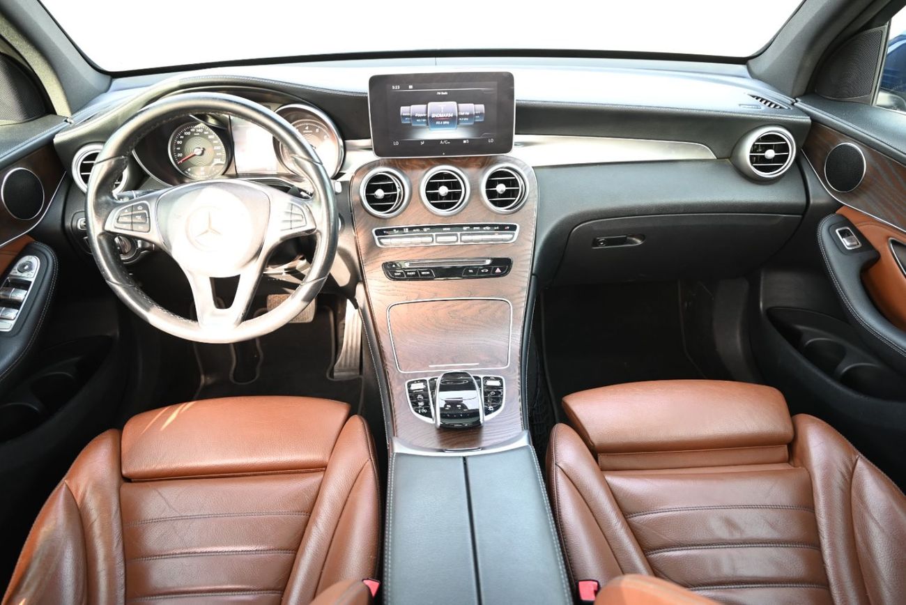 Mercedes-Benz GLC 300 4MATIC 2.0L EMI 1230 AED - GCC - MERCEDES GLC 300 4MATIC - ORIGINAL PAINT - WELL MAINTAINE