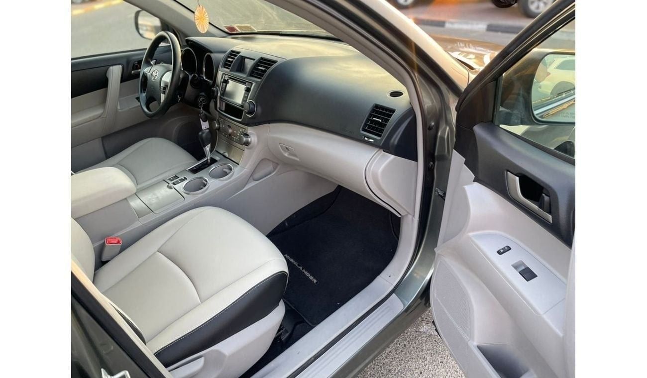 تويوتا هايلاندر 2013 Toyota Highlander MidOption+ 3.5L V6 - AWD 4x4 - Electric Seats - 7 Seater With Rear CAM - 90,0