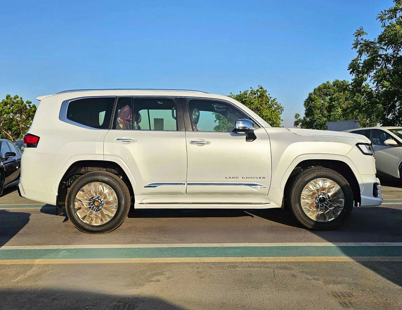 Toyota Land Cruiser VXR 3.5L PETROL | Radar | HUD | Top Variant | Aero Body Kit (CODE # VXR31HK)