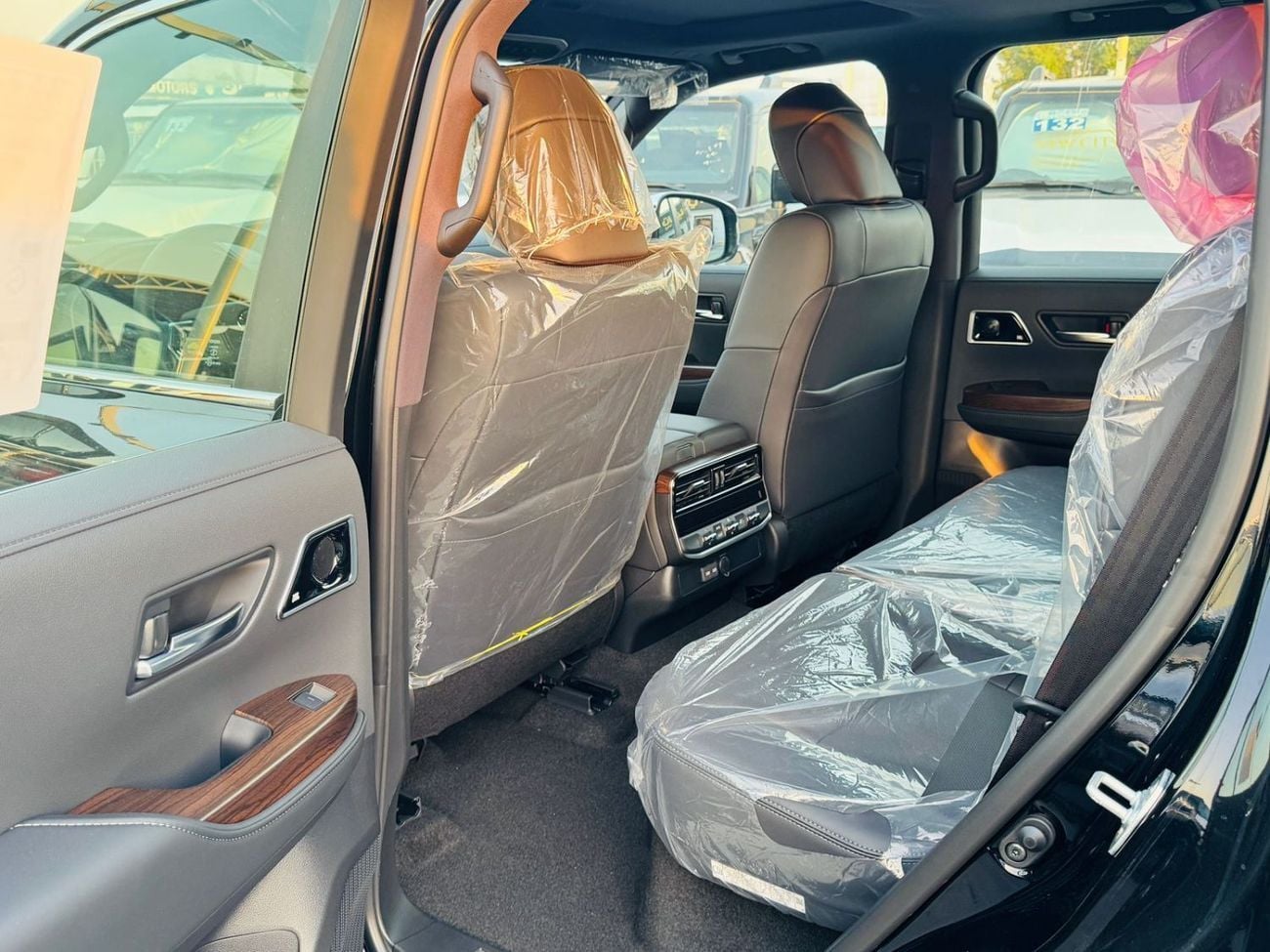 تويوتا لاند كروزر TOYOTA LC 300 VX 3.5L PTR GCC A/T F/O BLACK 2025