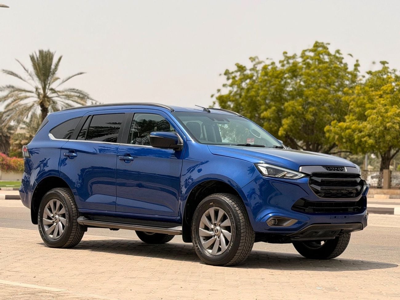 Isuzu MU-X HALF OPTION