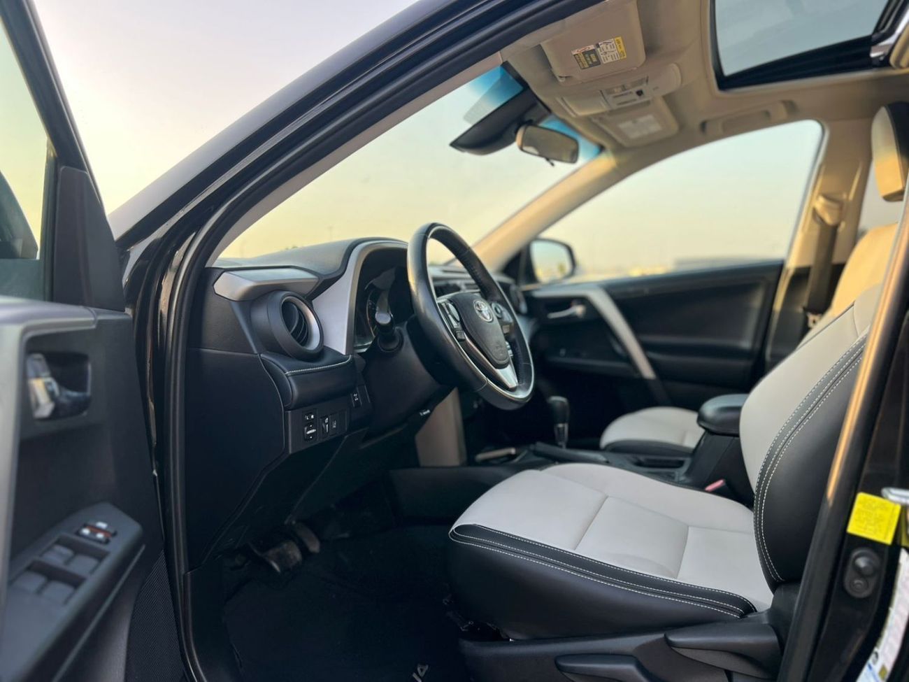 Toyota RAV4 2018 XLE - 2.5L V4-RearCam-AWD 4x4 - Push Start - Leather seat Sunroof