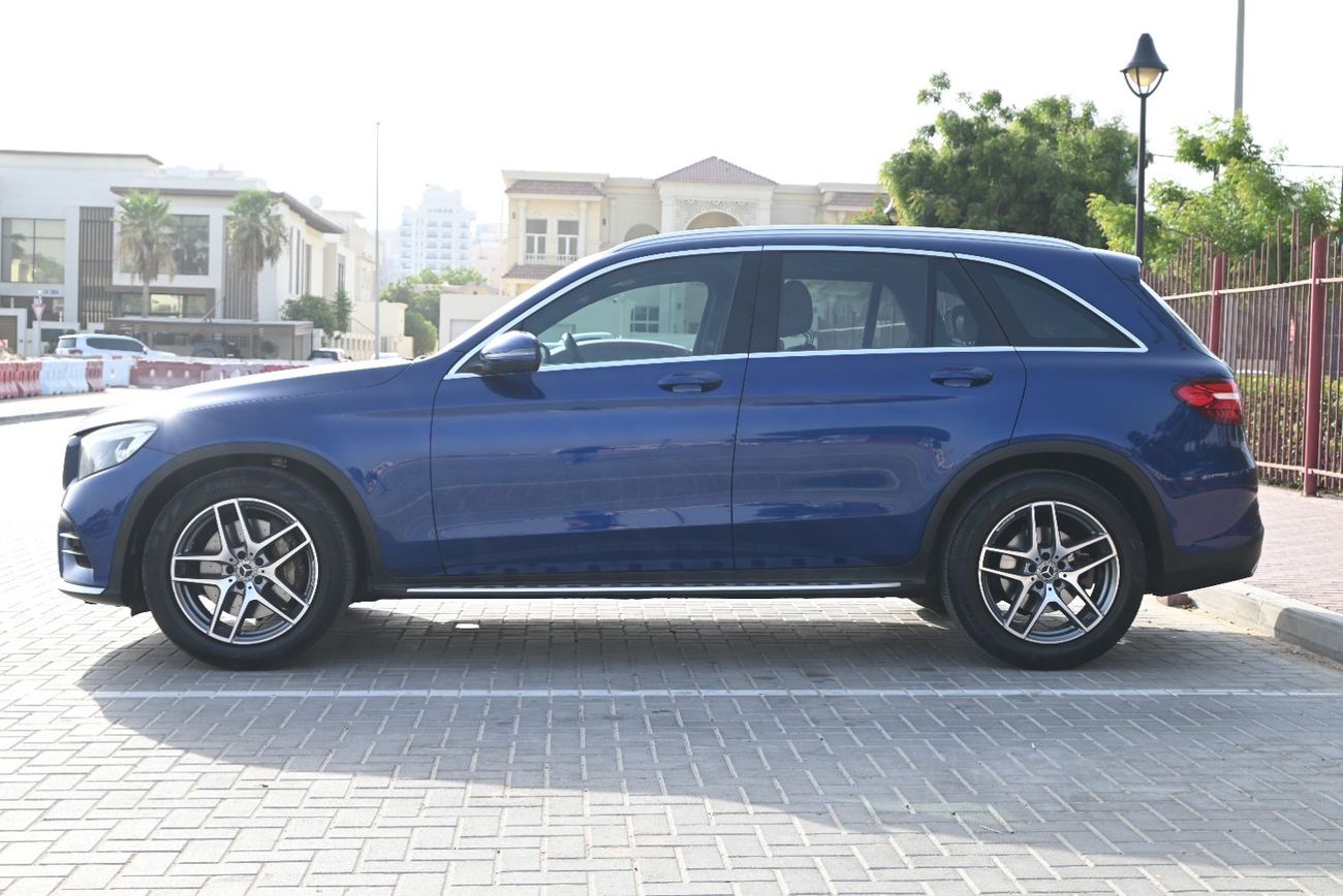 Mercedes-Benz GLC 300 4MATIC 2.0L EMI 1230 AED - GCC - MERCEDES GLC 300 4MATIC - ORIGINAL PAINT - WELL MAINTAINE
